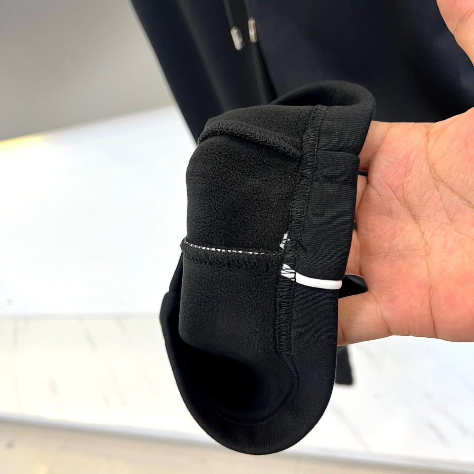 Prad普拉达、2025秋冬新款加绒运动卫裤，这款长裤采用直筒剪裁设计，松紧腰头搭配可调节抽绳，确保贴合