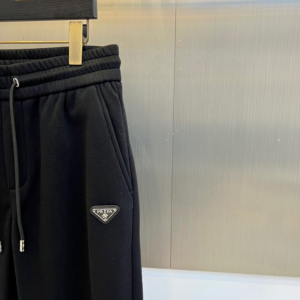 Prad普拉达、2025秋冬新款加绒运动卫裤，这款长裤采用直筒剪裁设计，松紧腰头搭配可调节抽绳，确保贴合
