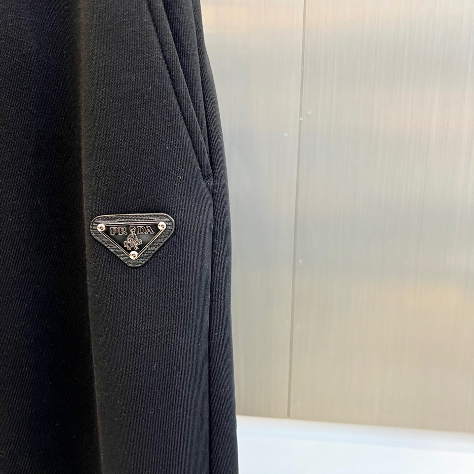 Prad普拉达、2025秋冬新款加绒运动卫裤，这款长裤采用直筒剪裁设计，松紧腰头搭配可调节抽绳，确保贴合