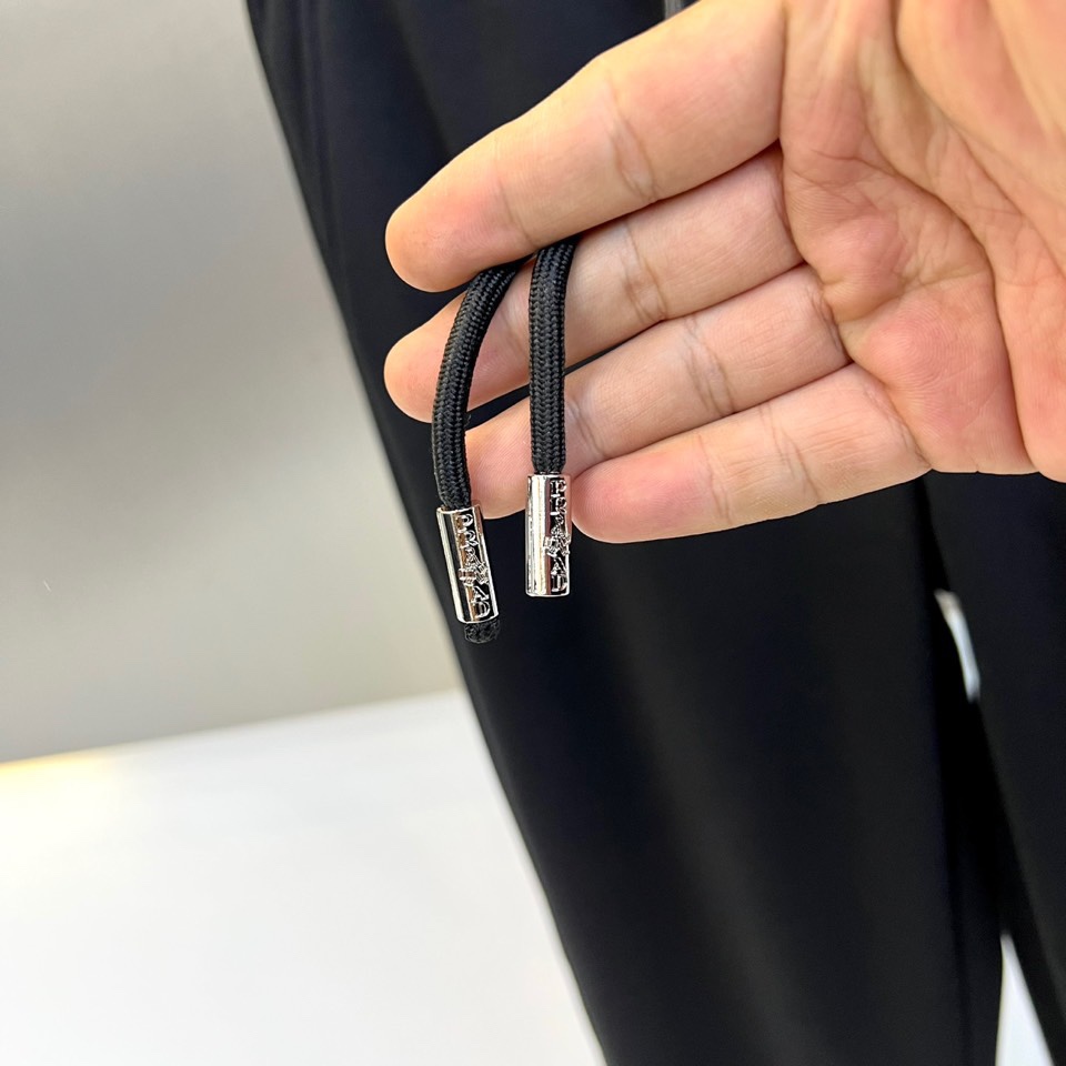 Prad普拉达、2025秋冬新款加绒运动卫裤，这款长裤采用直筒剪裁设计，松紧腰头搭配可调节抽绳，确保贴合