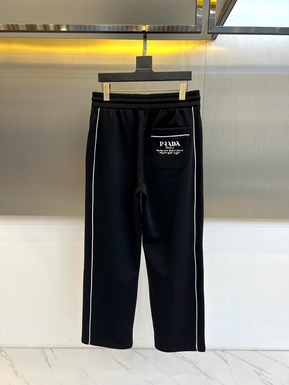 Prad普拉达、2025秋冬新款加绒运动卫裤，这款长裤采用直筒剪裁设计，松紧腰头搭配可调节抽绳，确保贴合