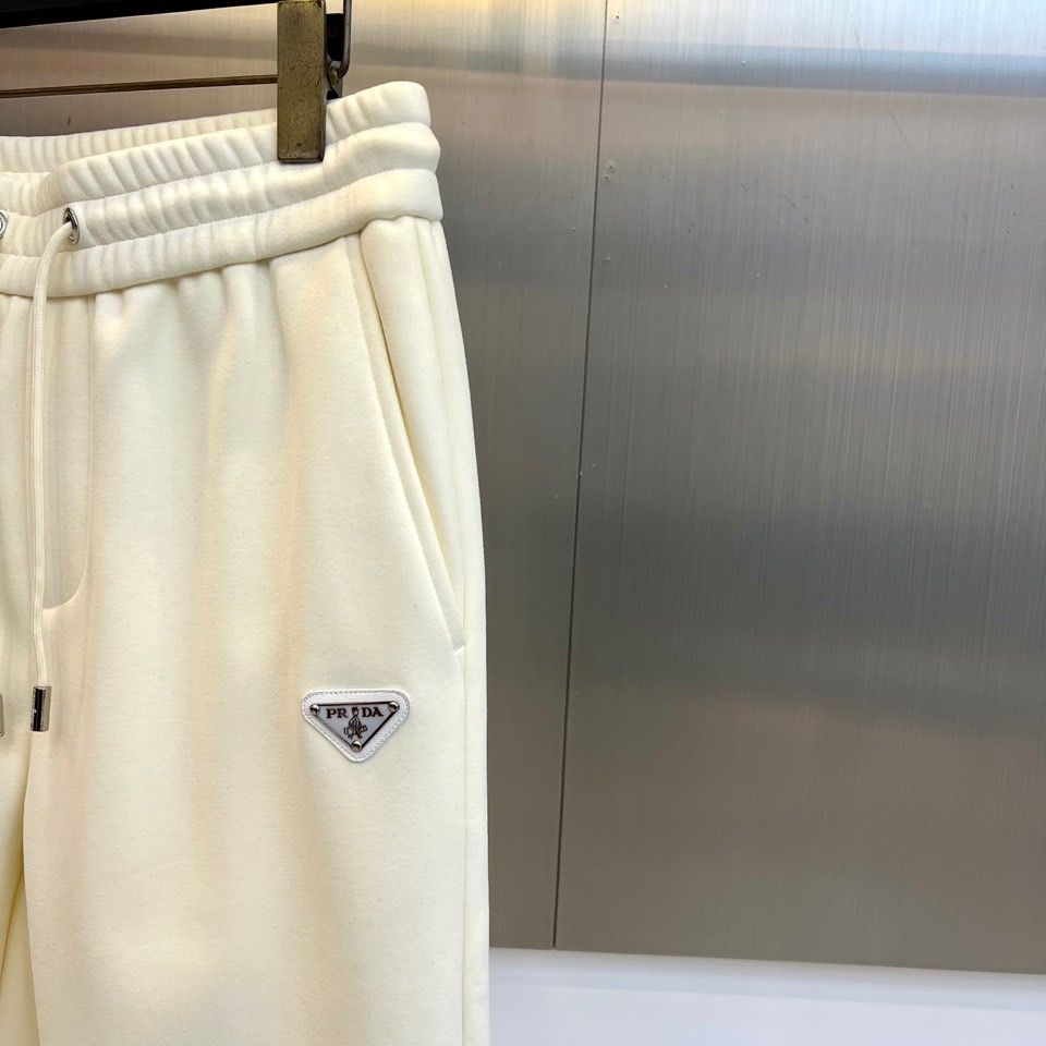 Prad普拉达、2025秋冬新款加绒运动卫裤，这款长裤采用直筒剪裁设计，松紧腰头搭配可调节抽绳，确保贴合