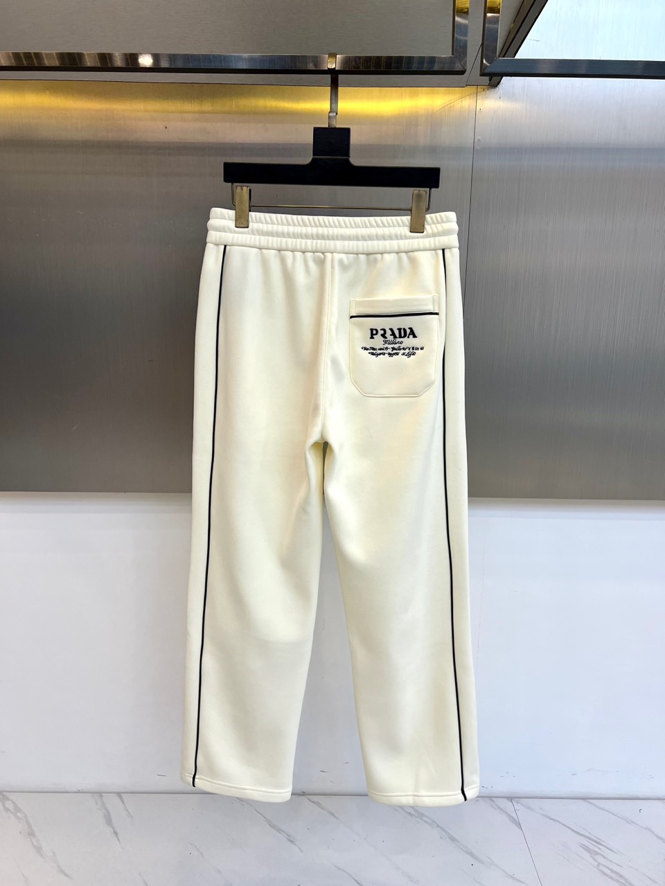 Prad普拉达、2025秋冬新款加绒运动卫裤，这款长裤采用直筒剪裁设计，松紧腰头搭配可调节抽绳，确保贴合