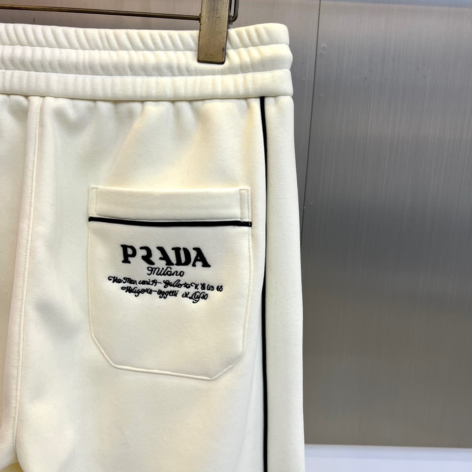 Prad普拉达、2025秋冬新款加绒运动卫裤，这款长裤采用直筒剪裁设计，松紧腰头搭配可调节抽绳，确保贴合