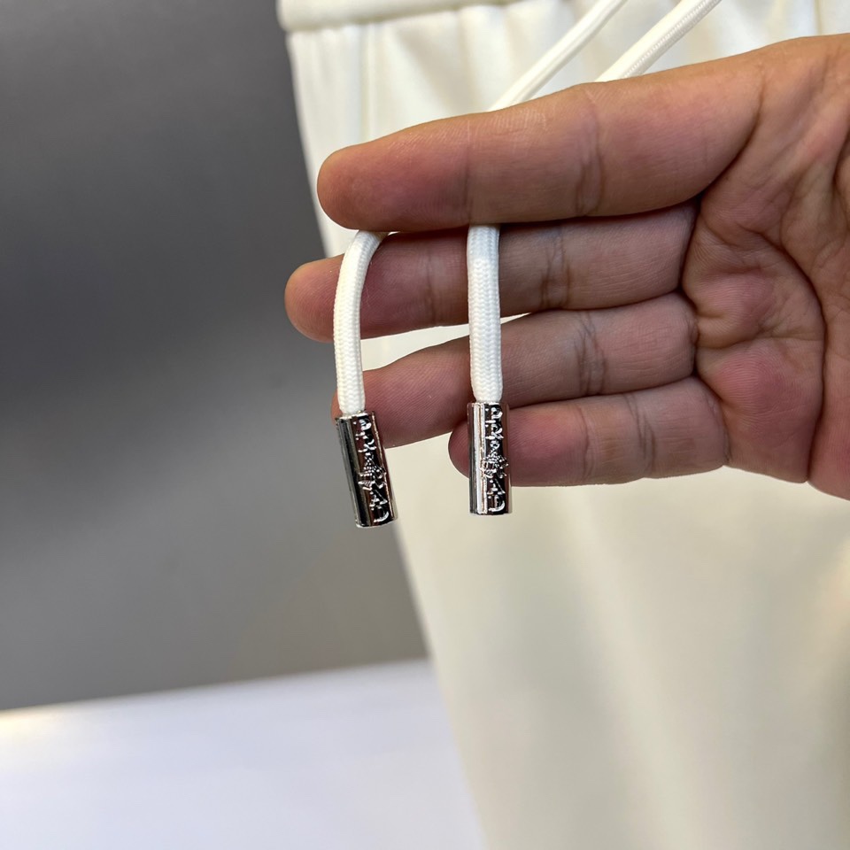 Prad普拉达、2025秋冬新款加绒运动卫裤，这款长裤采用直筒剪裁设计，松紧腰头搭配可调节抽绳，确保贴合