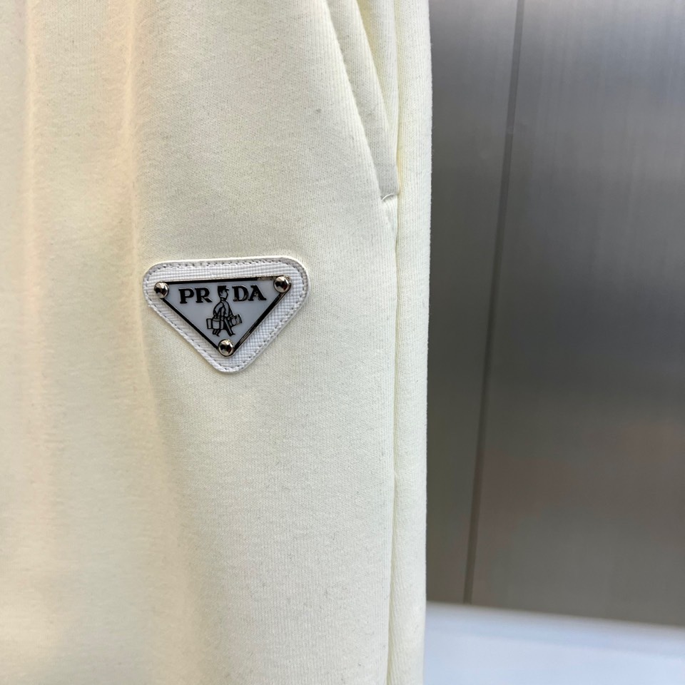 Prad普拉达、2025秋冬新款加绒运动卫裤，这款长裤采用直筒剪裁设计，松紧腰头搭配可调节抽绳，确保贴合