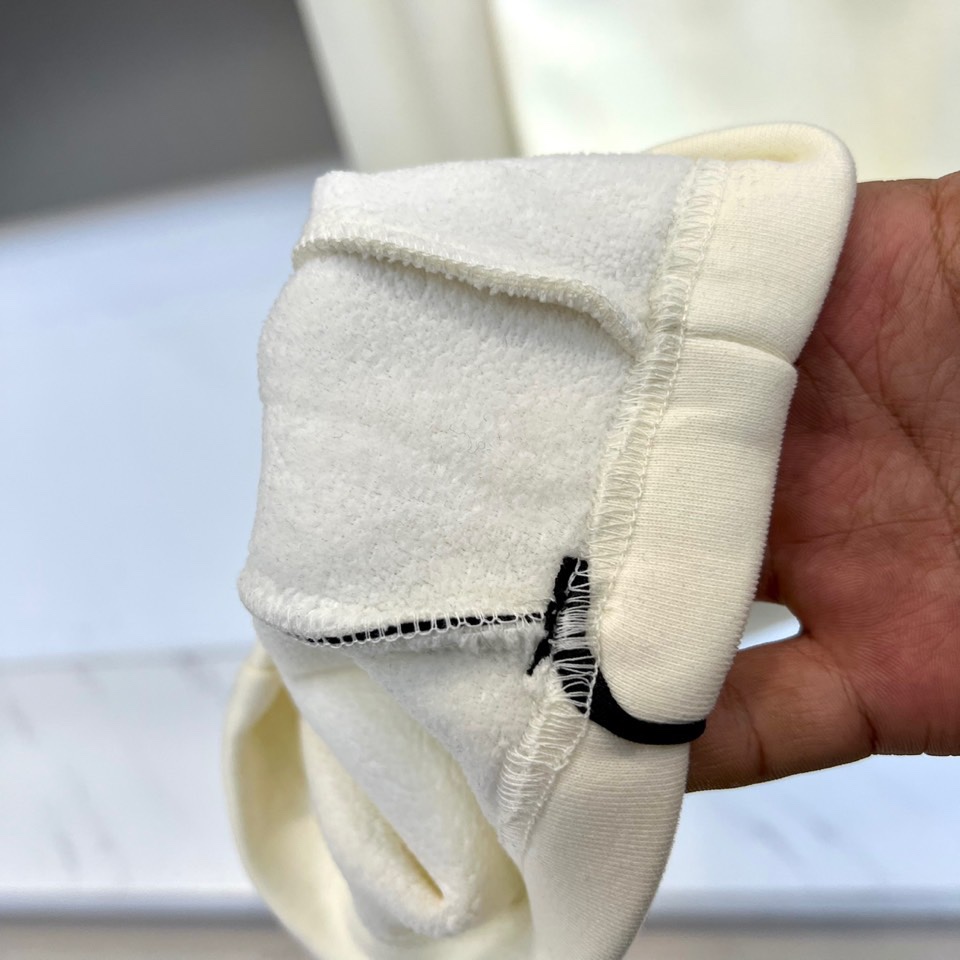 Prad普拉达、2025秋冬新款加绒运动卫裤，这款长裤采用直筒剪裁设计，松紧腰头搭配可调节抽绳，确保贴合