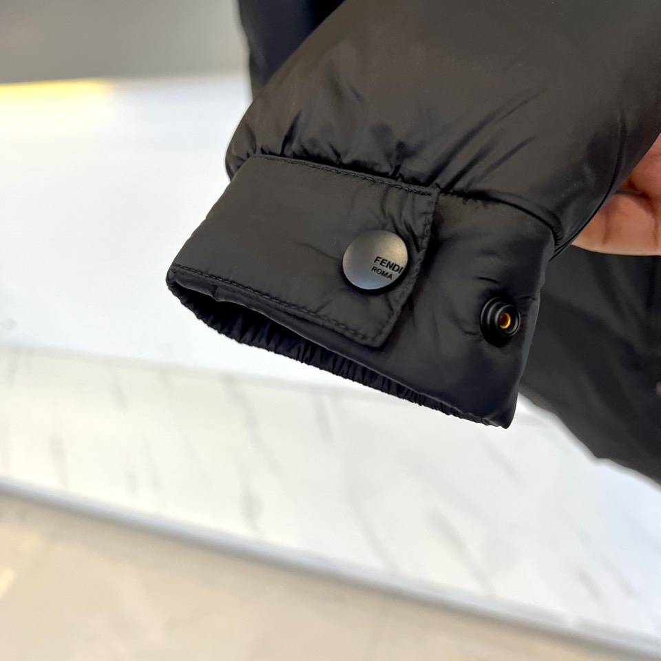 Fend芬迪（鹅绒）、2025秋冬新品羽绒服以经典黑色演绎奢华冬日美学。这款长款羽绒服采用连帽设计，帽檐