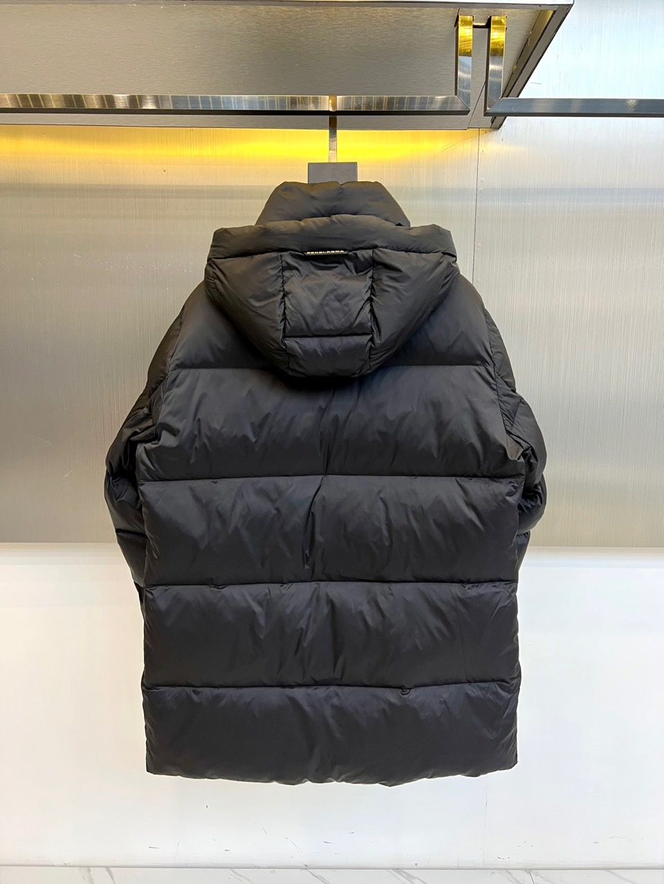 Fend芬迪（鹅绒）、2025秋冬新品羽绒服以经典黑色演绎奢华冬日美学。这款长款羽绒服采用连帽设计，帽檐