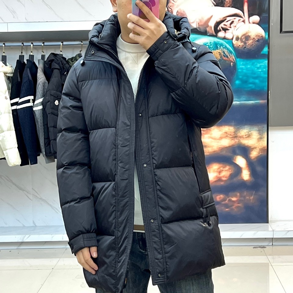 Fend芬迪（鹅绒）、2025秋冬新品羽绒服以经典黑色演绎奢华冬日美学。这款长款羽绒服采用连帽设计，帽檐