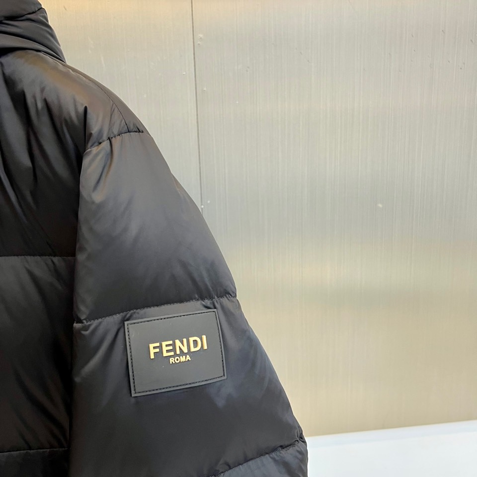 Fend芬迪（鹅绒）、2025秋冬新品羽绒服以经典黑色演绎奢华冬日美学。这款长款羽绒服采用连帽设计，帽檐