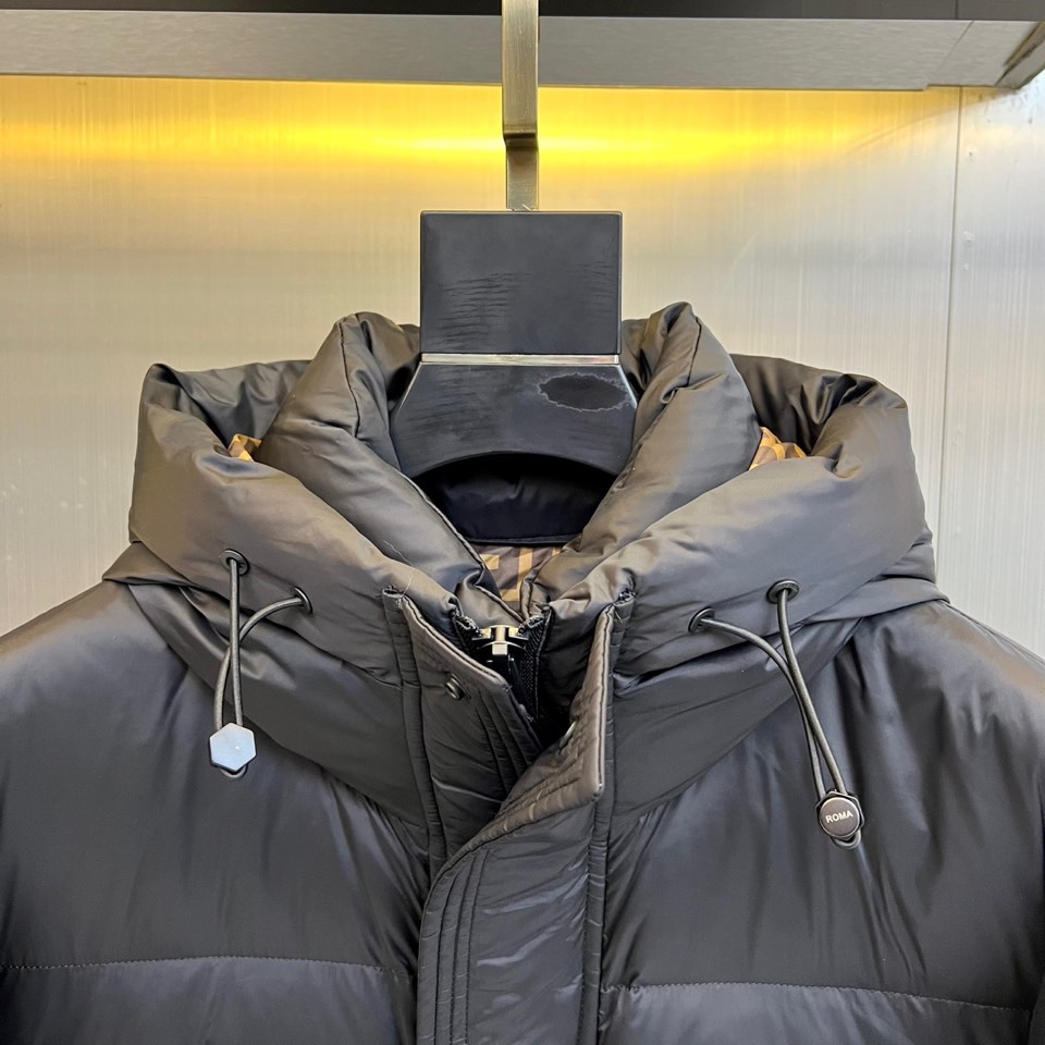 Fend芬迪（鹅绒）、2025秋冬新品羽绒服以经典黑色演绎奢华冬日美学。这款长款羽绒服采用连帽设计，帽檐