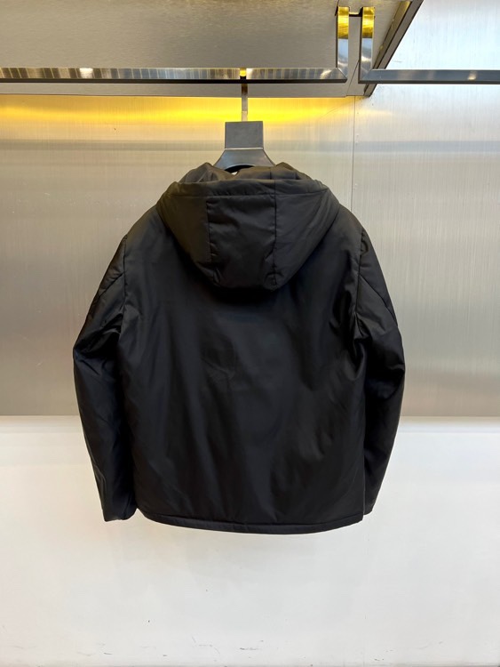 Prad普拉、2025秋冬新品 PRADA科技防护羽绒服。深蓝色连帽设计搭配精密拉链系统，左胸红色织带镶