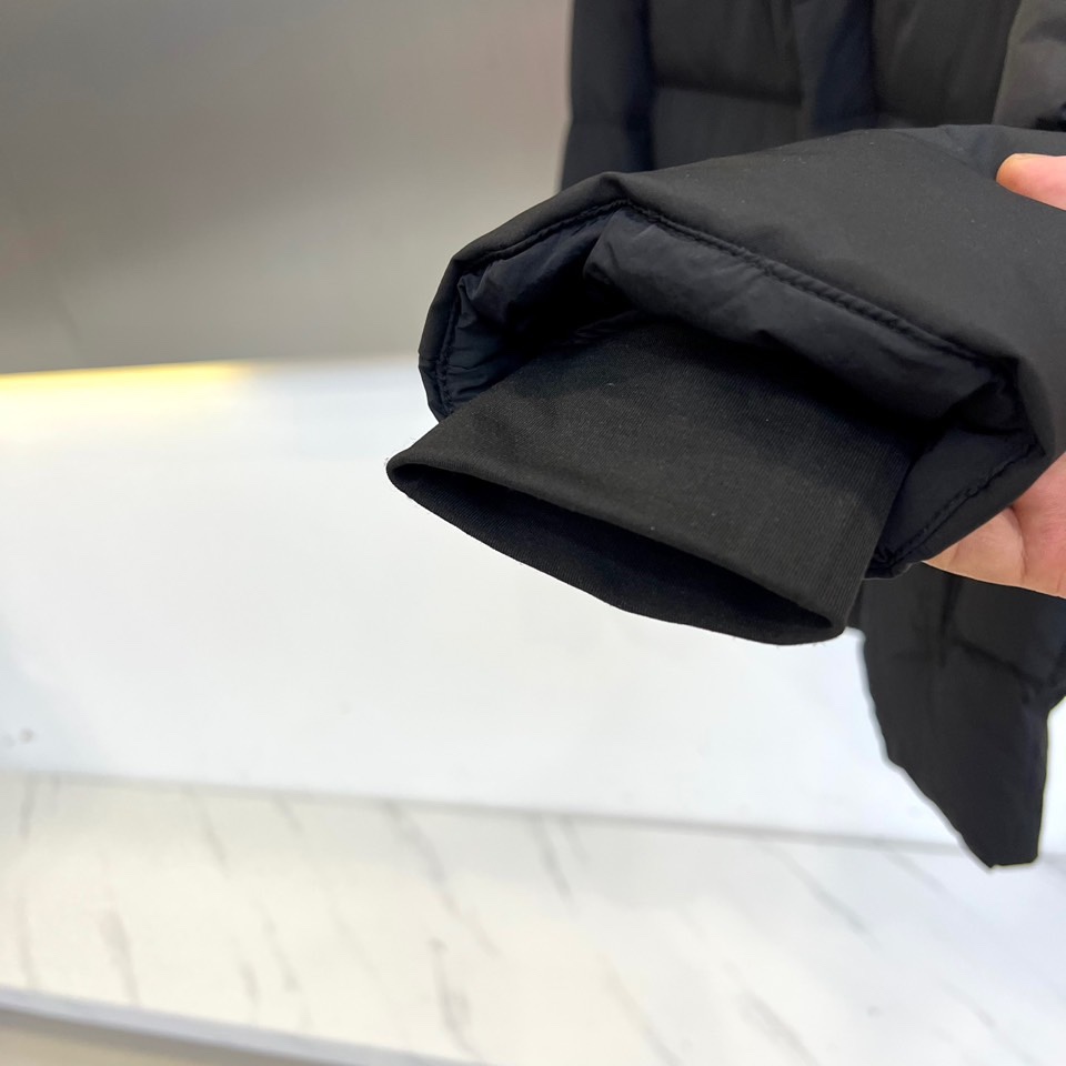 Bur巴宝莉、2025秋冬新品 BBR渐变色彩羽绒服，这款羽绒服采用创新渐变色彩设计，从领口的深卡其色自