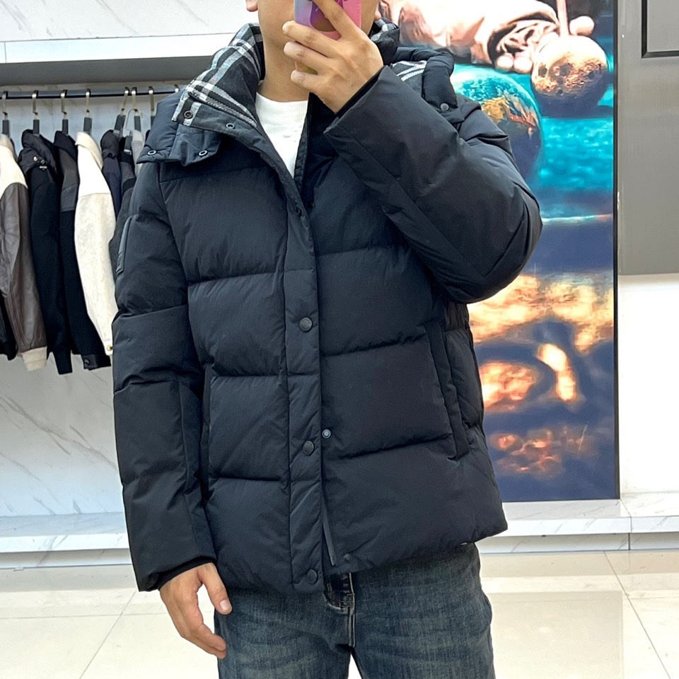 Bur巴宝莉、2025秋冬新品 BBR渐变色彩羽绒服，这款羽绒服采用创新渐变色彩设计，从领口的深卡其色自