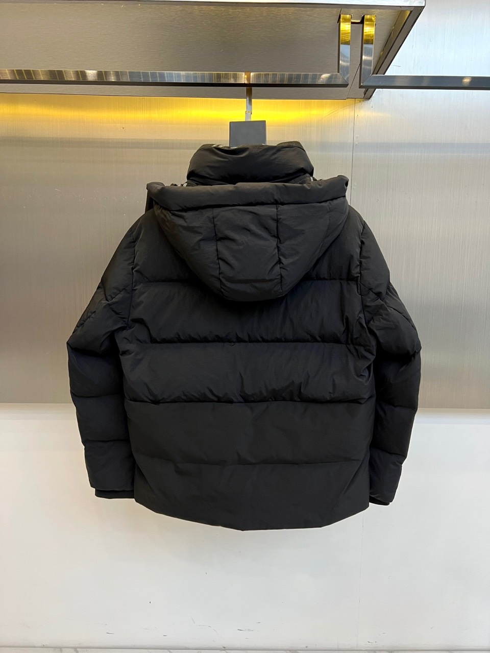 Bur巴宝莉、2025秋冬新品 BBR渐变色彩羽绒服，这款羽绒服采用创新渐变色彩设计，从领口的深卡其色自