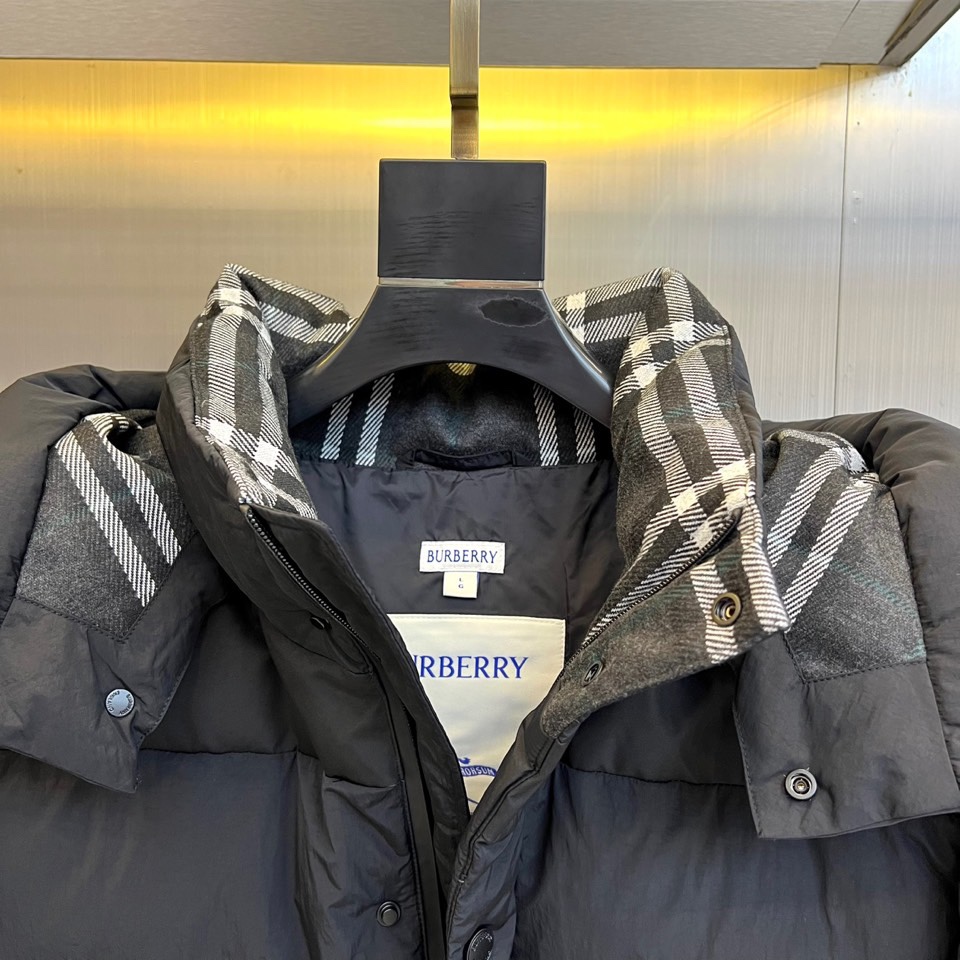 Bur巴宝莉、2025秋冬新品 BBR渐变色彩羽绒服，这款羽绒服采用创新渐变色彩设计，从领口的深卡其色自