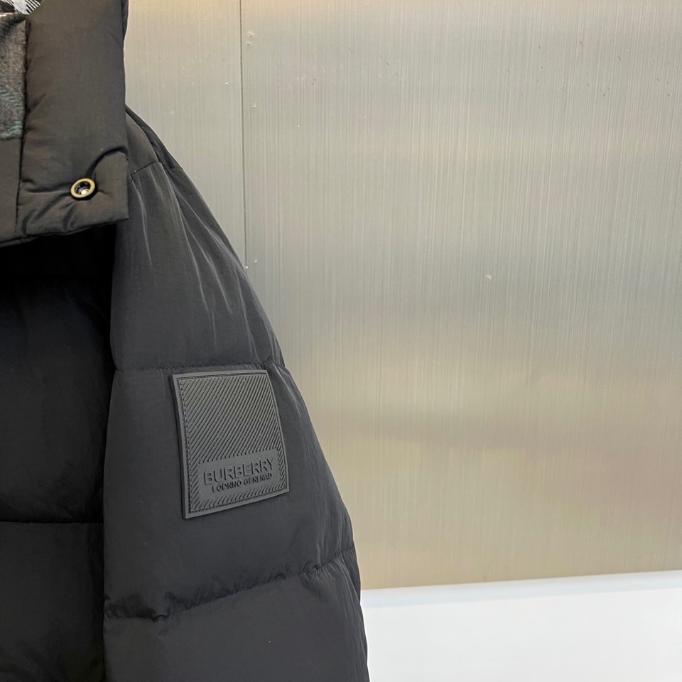 Bur巴宝莉、2025秋冬新品 BBR渐变色彩羽绒服，这款羽绒服采用创新渐变色彩设计，从领口的深卡其色自