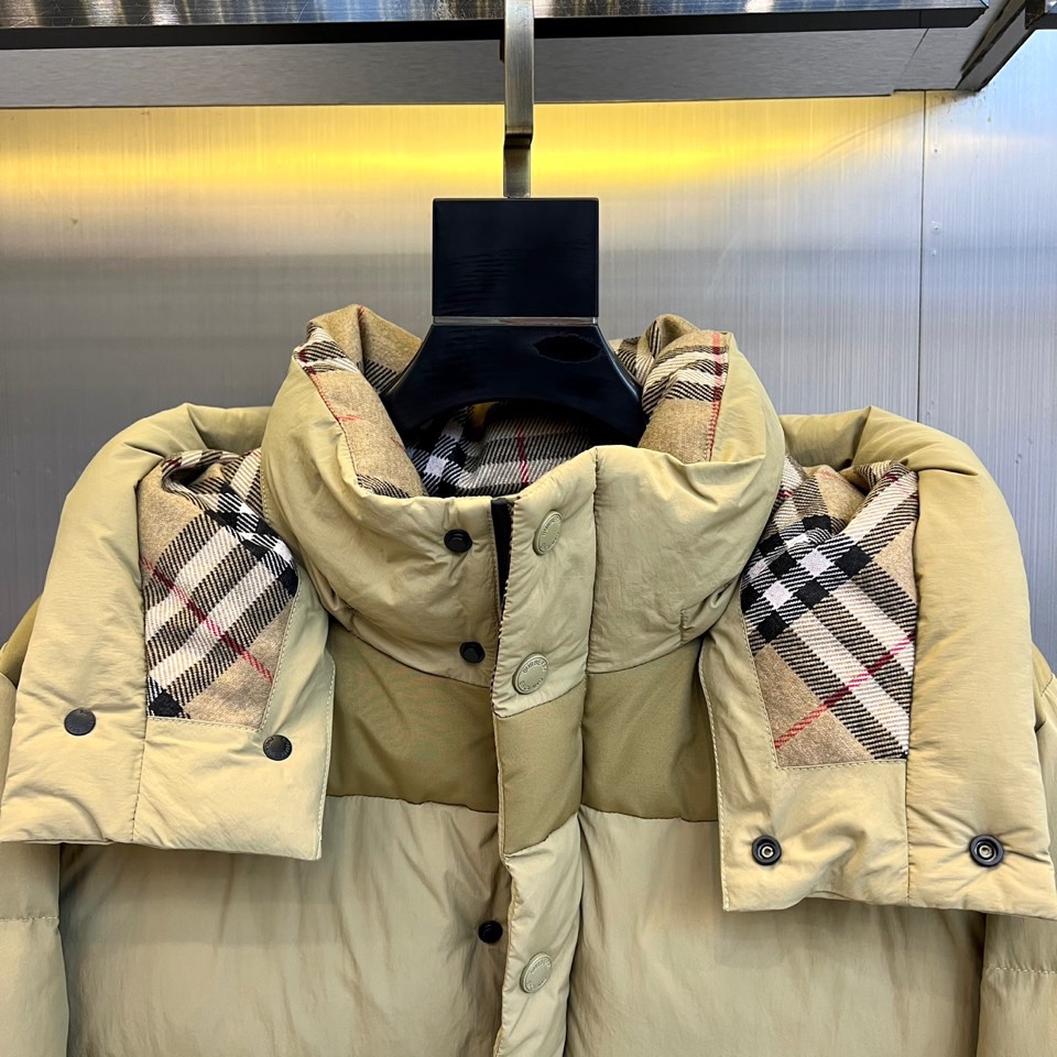 Bur巴宝莉、2025秋冬新品 BBR渐变色彩羽绒服，这款羽绒服采用创新渐变色彩设计，从领口的深卡其色自