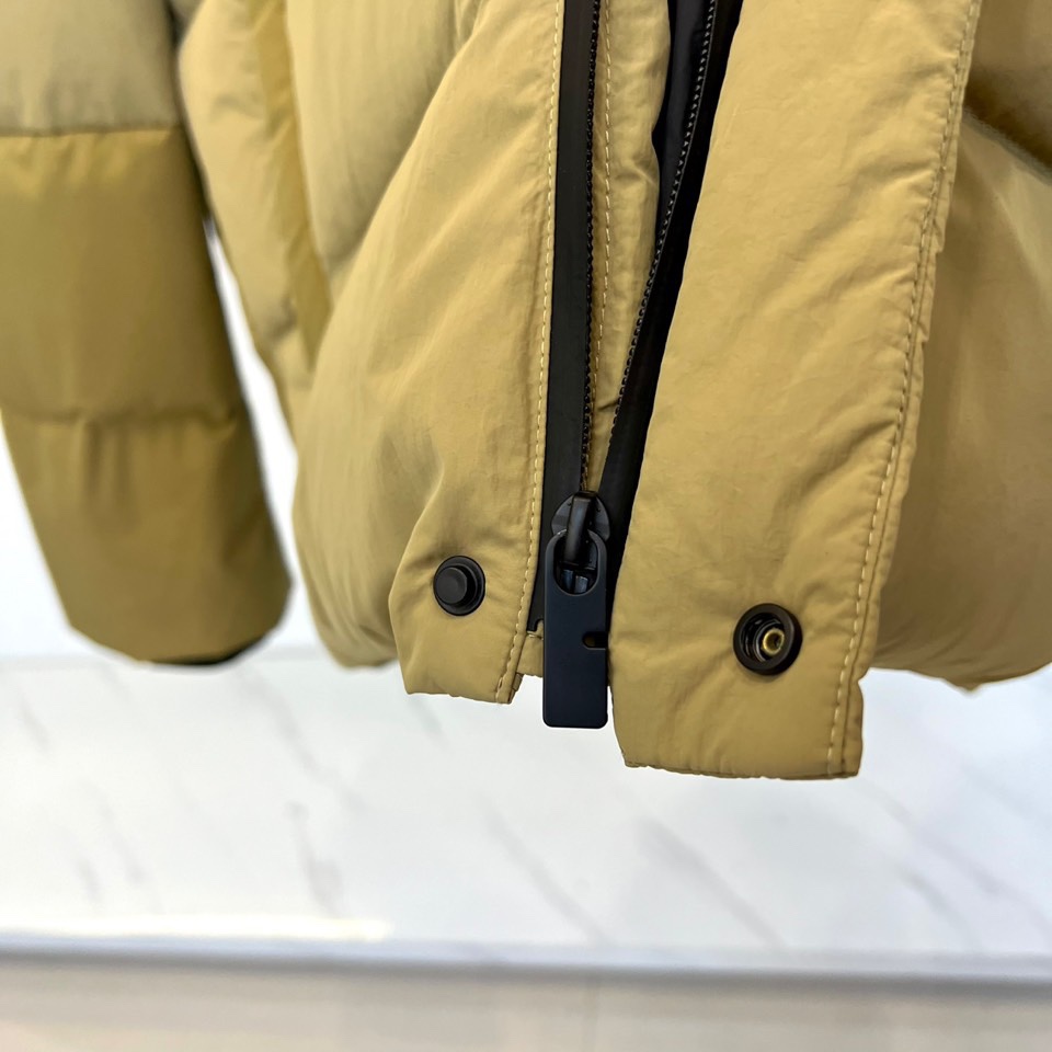 Bur巴宝莉、2025秋冬新品 BBR渐变色彩羽绒服，这款羽绒服采用创新渐变色彩设计，从领口的深卡其色自