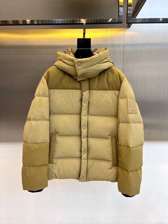 Bur巴宝莉、2025秋冬新品 BBR渐变色彩羽绒服，这款羽绒服采用创新渐变色彩设计，从领口的深卡其色自