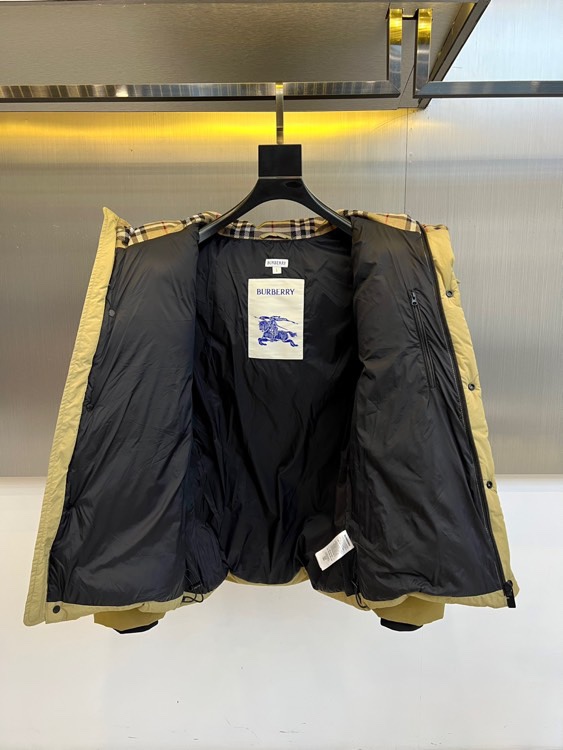 Bur巴宝莉、2025秋冬新品 BBR渐变色彩羽绒服，这款羽绒服采用创新渐变色彩设计，从领口的深卡其色自