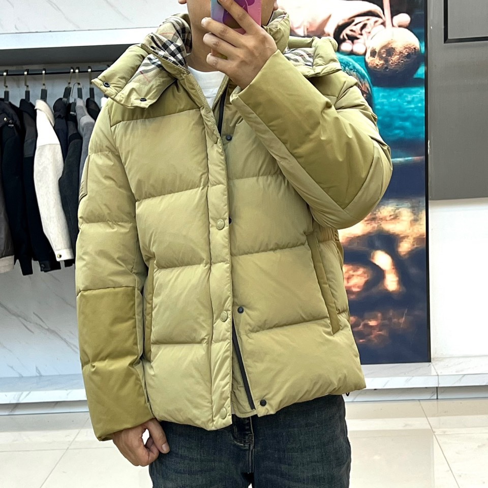 Bur巴宝莉、2025秋冬新品 BBR渐变色彩羽绒服，这款羽绒服采用创新渐变色彩设计，从领口的深卡其色自