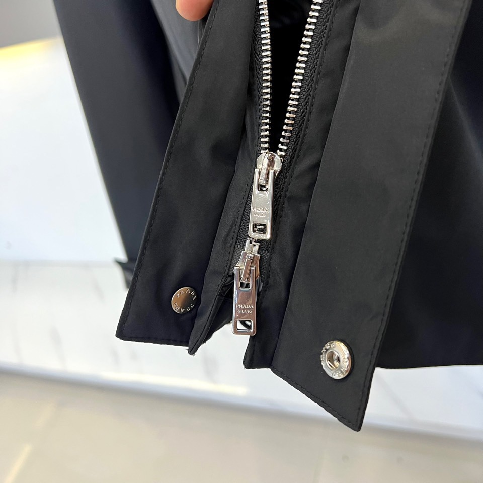 Prada/普拉、男士织物面料连帽羽绒夹克外套。这款现代运动风羽绒夹克采用织物面料和Oversize宽大