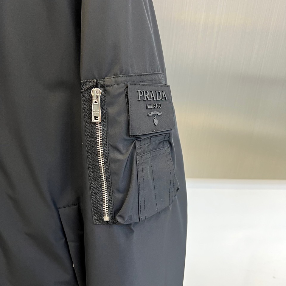 Prada/普拉、男士织物面料连帽羽绒夹克外套。这款现代运动风羽绒夹克采用织物面料和Oversize宽大