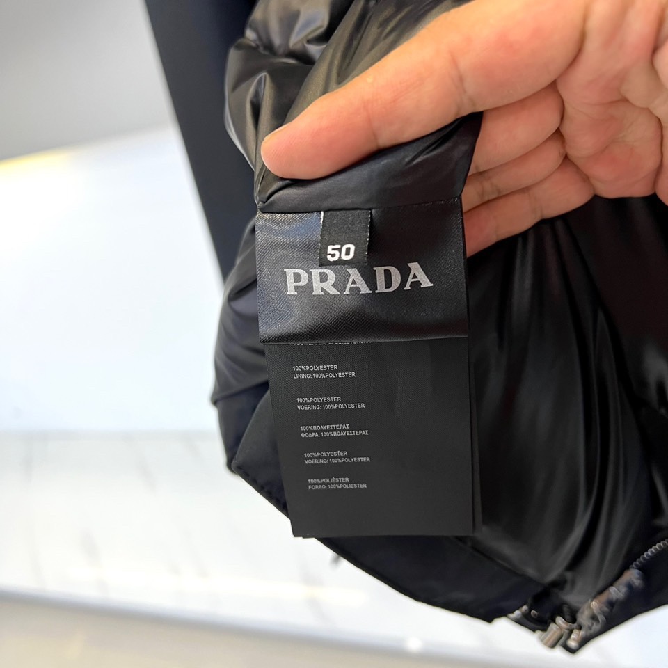 Prada/普拉、男士织物面料连帽羽绒夹克外套。这款现代运动风羽绒夹克采用织物面料和Oversize宽大