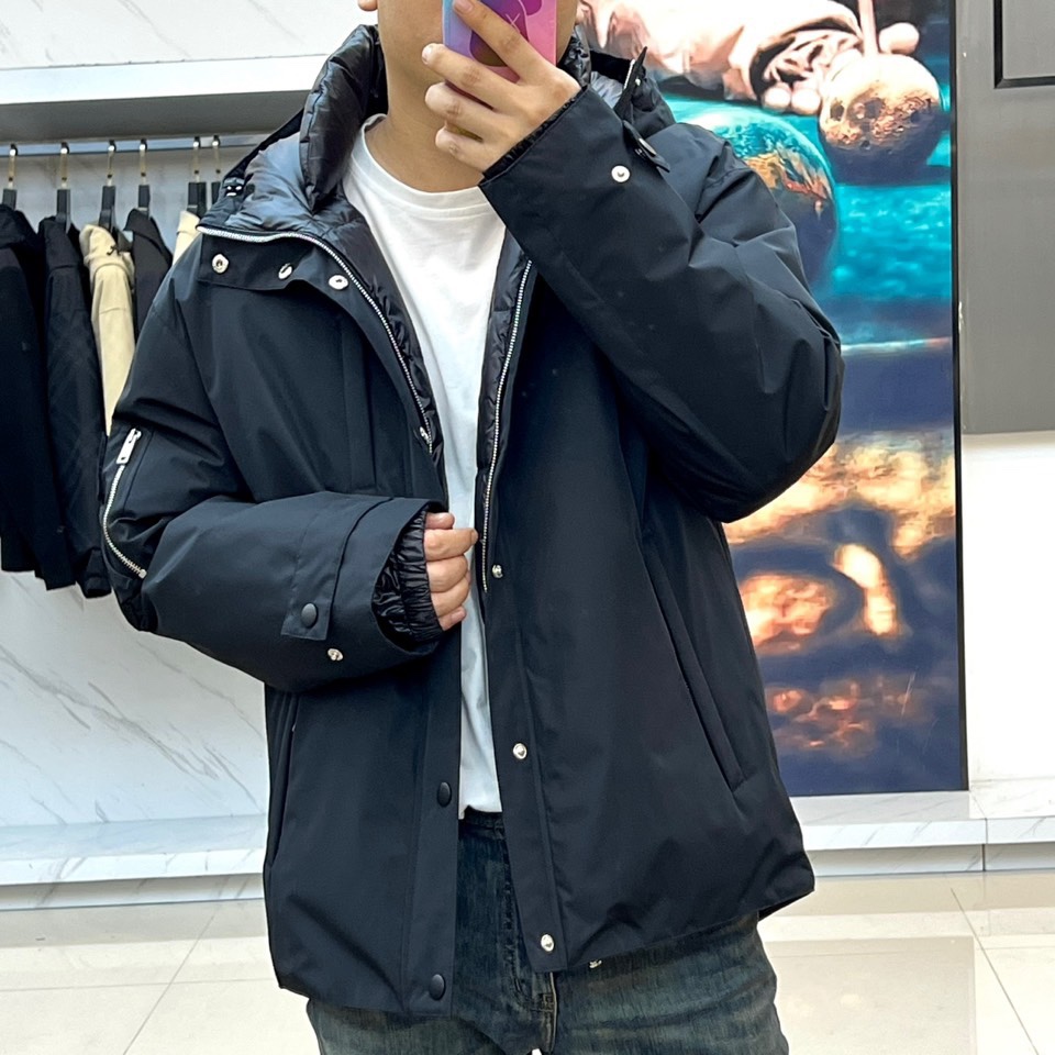 Prada/普拉、男士织物面料连帽羽绒夹克外套。这款现代运动风羽绒夹克采用织物面料和Oversize宽大