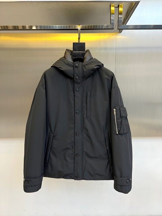 Prada/普拉、男士织物面料连帽羽绒夹克外套。这款现代运动风羽绒夹克采用织物面料和Oversize宽大