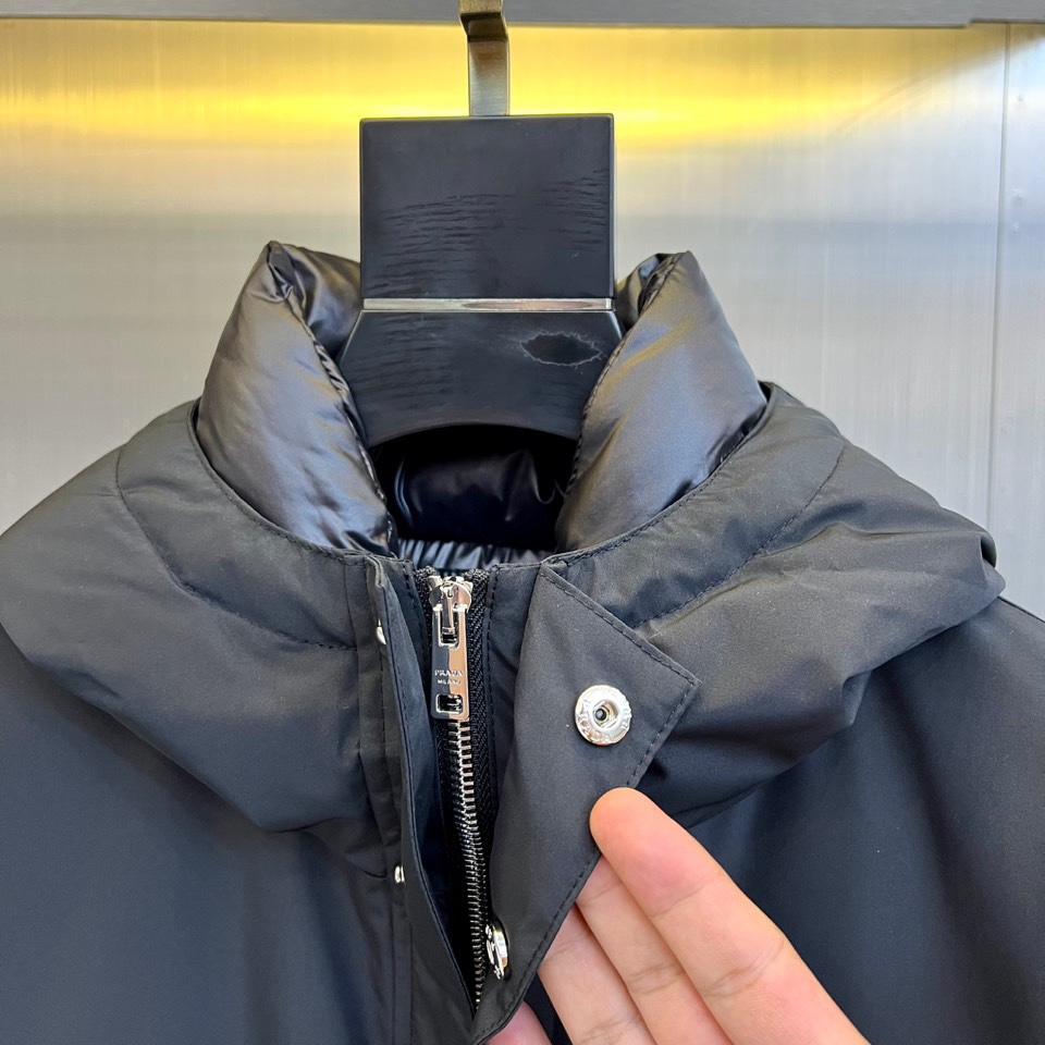 Prada/普拉、男士织物面料连帽羽绒夹克外套。这款现代运动风羽绒夹克采用织物面料和Oversize宽大