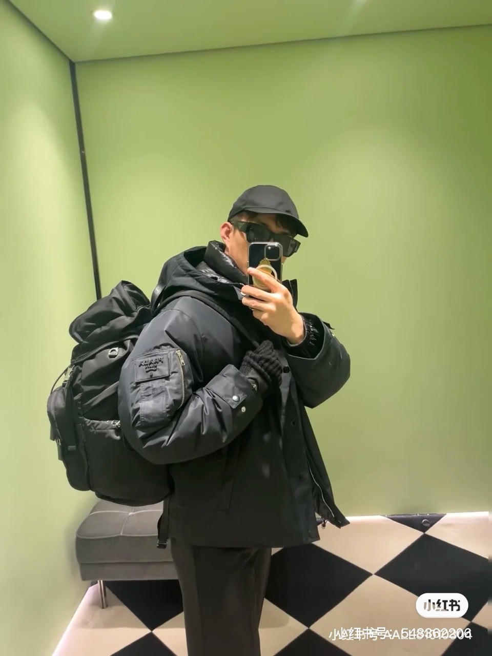 Prada/普拉、男士织物面料连帽羽绒夹克外套。这款现代运动风羽绒夹克采用织物面料和Oversize宽大