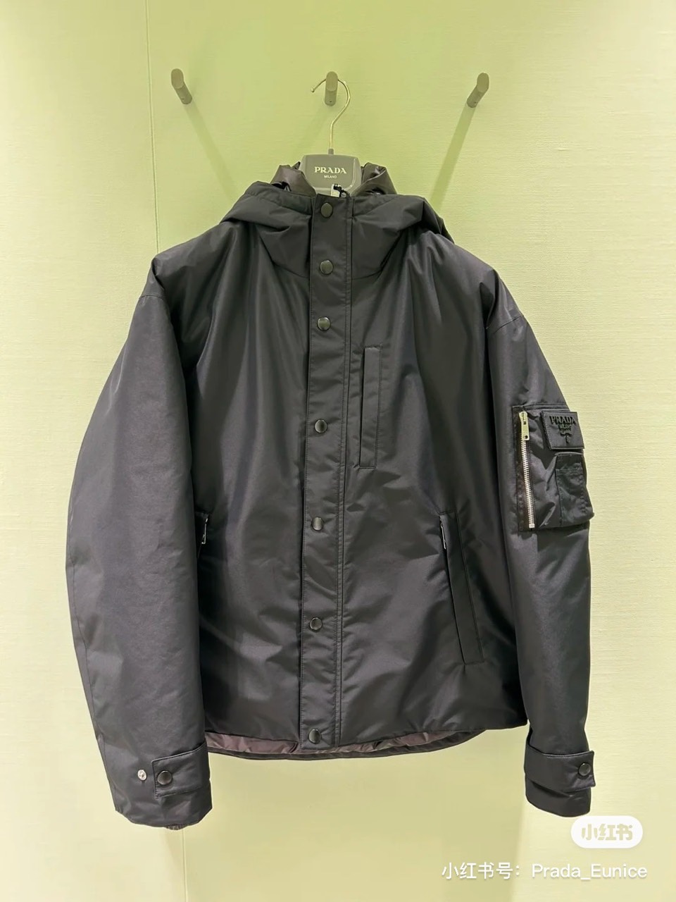 Prada/普拉、男士织物面料连帽羽绒夹克外套。这款现代运动风羽绒夹克采用织物面料和Oversize宽大