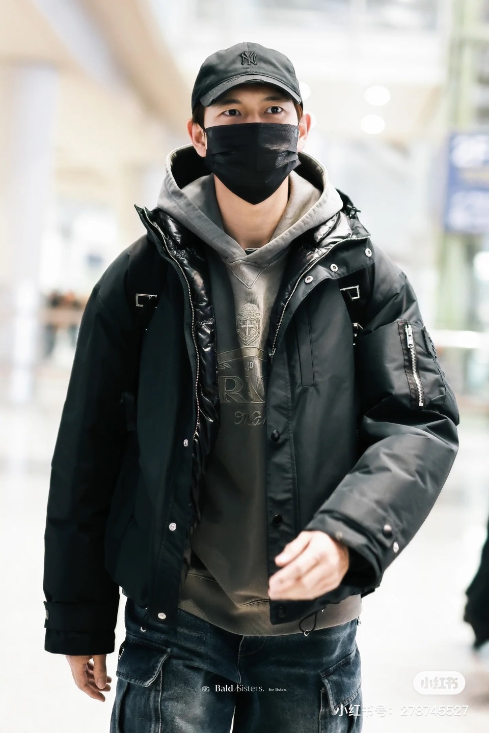 Prada/普拉、男士织物面料连帽羽绒夹克外套。这款现代运动风羽绒夹克采用织物面料和Oversize宽大