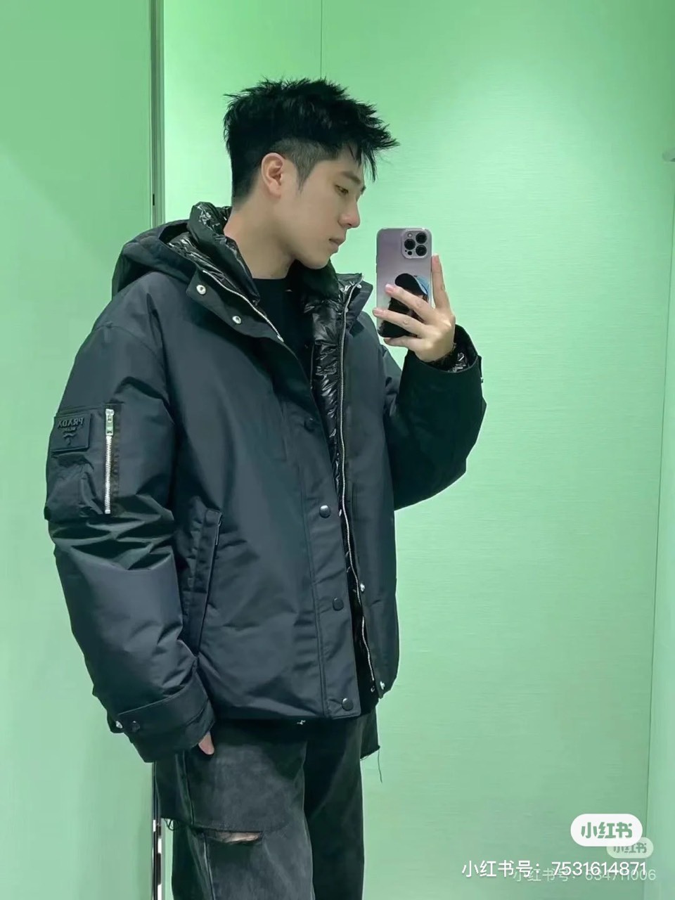 Prada/普拉、男士织物面料连帽羽绒夹克外套。这款现代运动风羽绒夹克采用织物面料和Oversize宽大