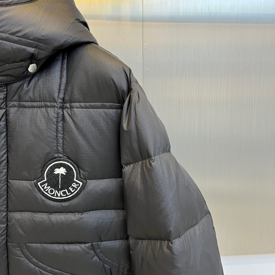 Mon蒙口（高端鹅绒）、 2025秋冬经典黑色绗缝羽绒服重塑都市御寒美学！90%白鹅绒填充结合立体方块绗