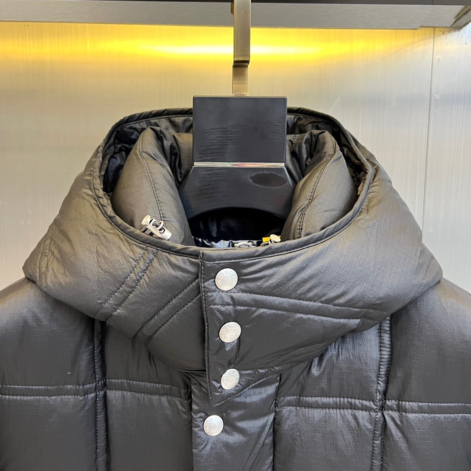 Mon蒙口（高端鹅绒）、 2025秋冬经典黑色绗缝羽绒服重塑都市御寒美学！90%白鹅绒填充结合立体方块绗