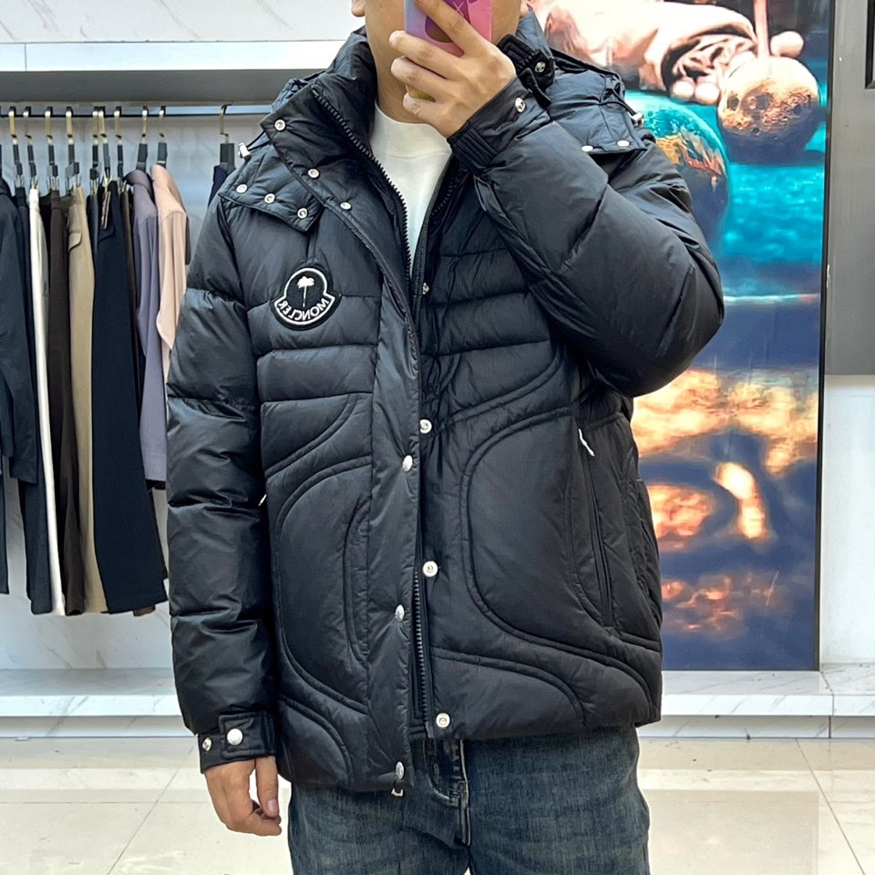 Mon蒙口（高端鹅绒）、 2025秋冬经典黑色绗缝羽绒服重塑都市御寒美学！90%白鹅绒填充结合立体方块绗