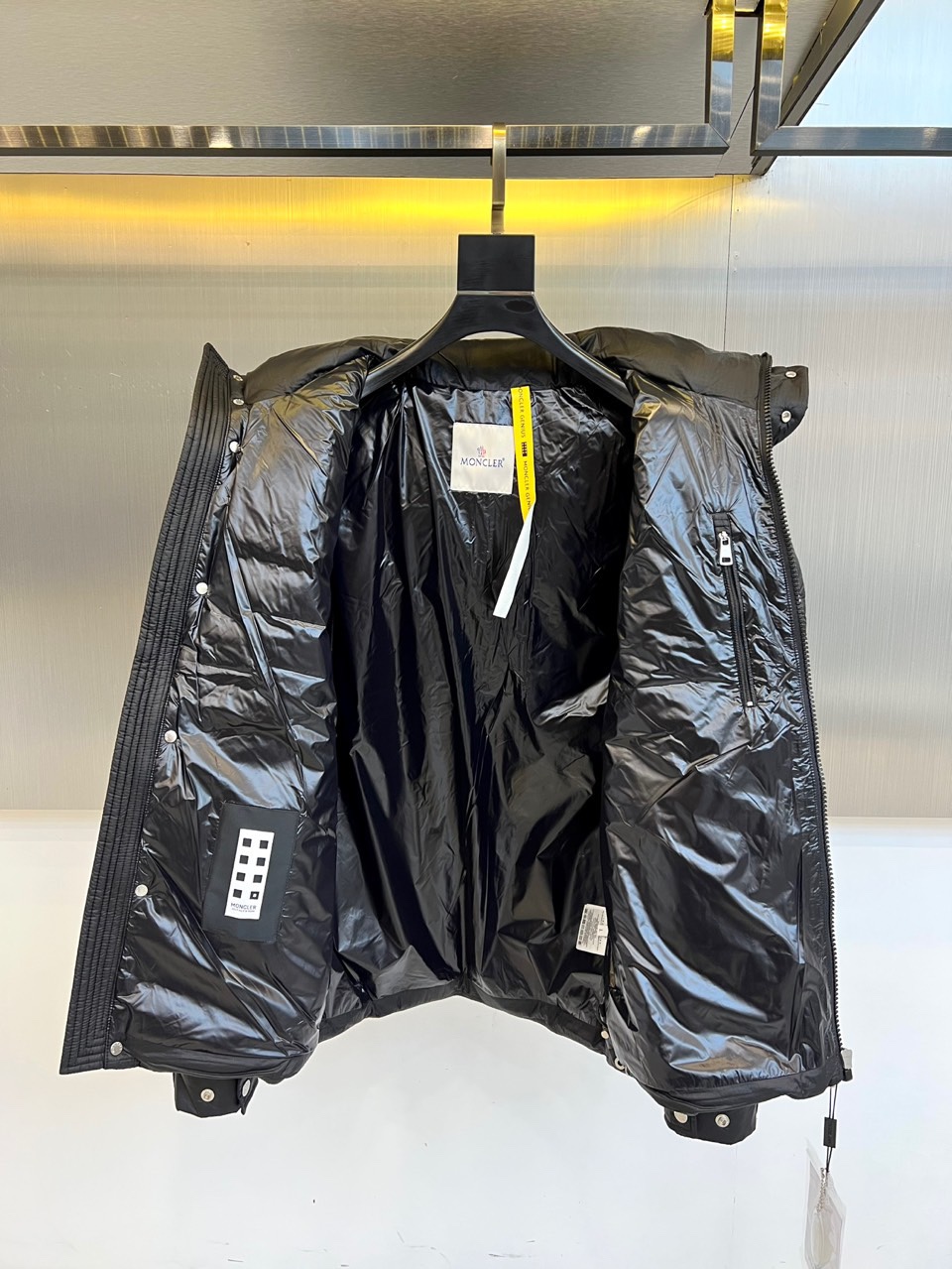 Mon蒙口（高端鹅绒）、 2025秋冬经典黑色绗缝羽绒服重塑都市御寒美学！90%白鹅绒填充结合立体方块绗