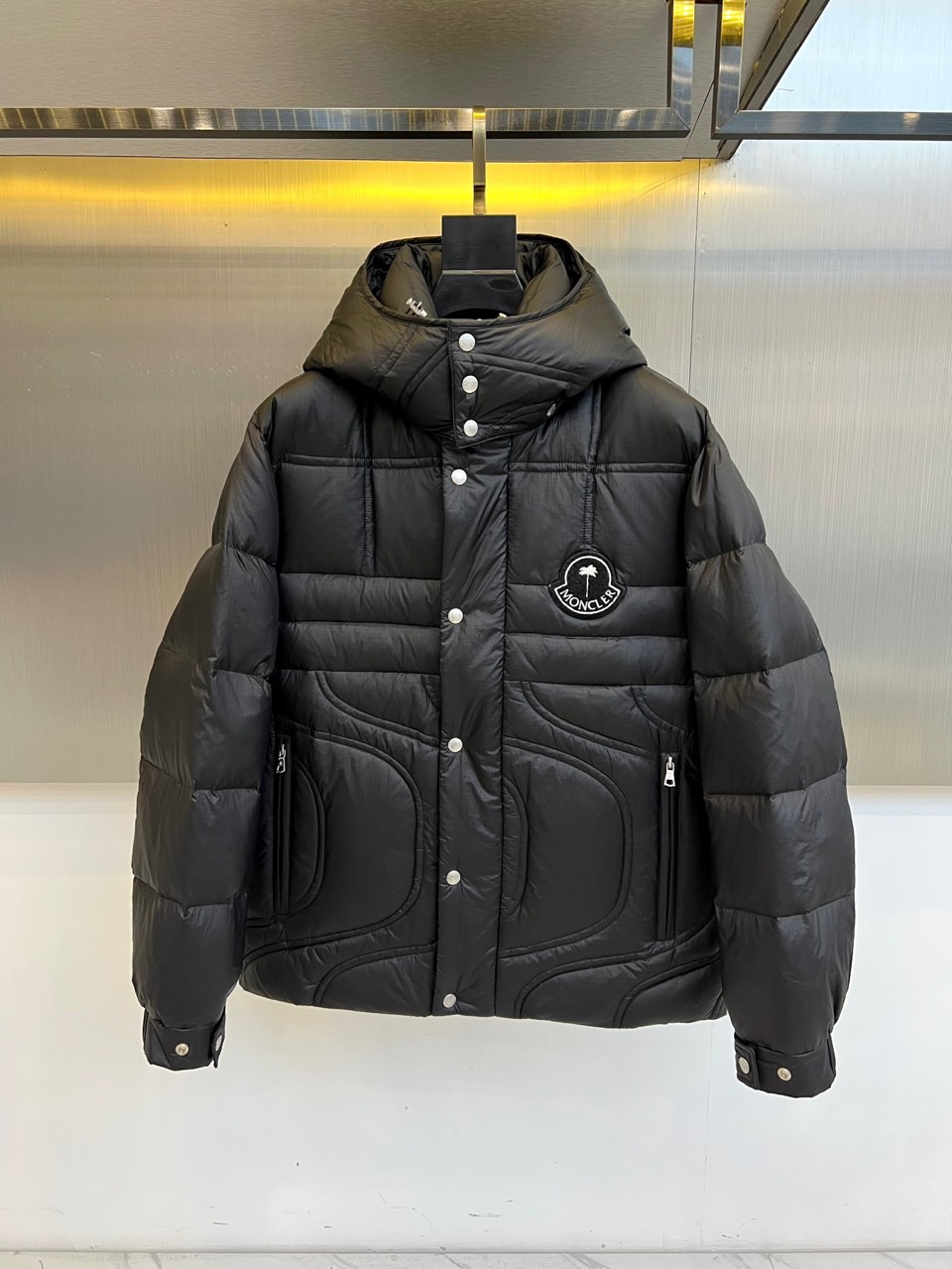 Mon蒙口（高端鹅绒）、 2025秋冬经典黑色绗缝羽绒服重塑都市御寒美学！90%白鹅绒填充结合立体方块绗