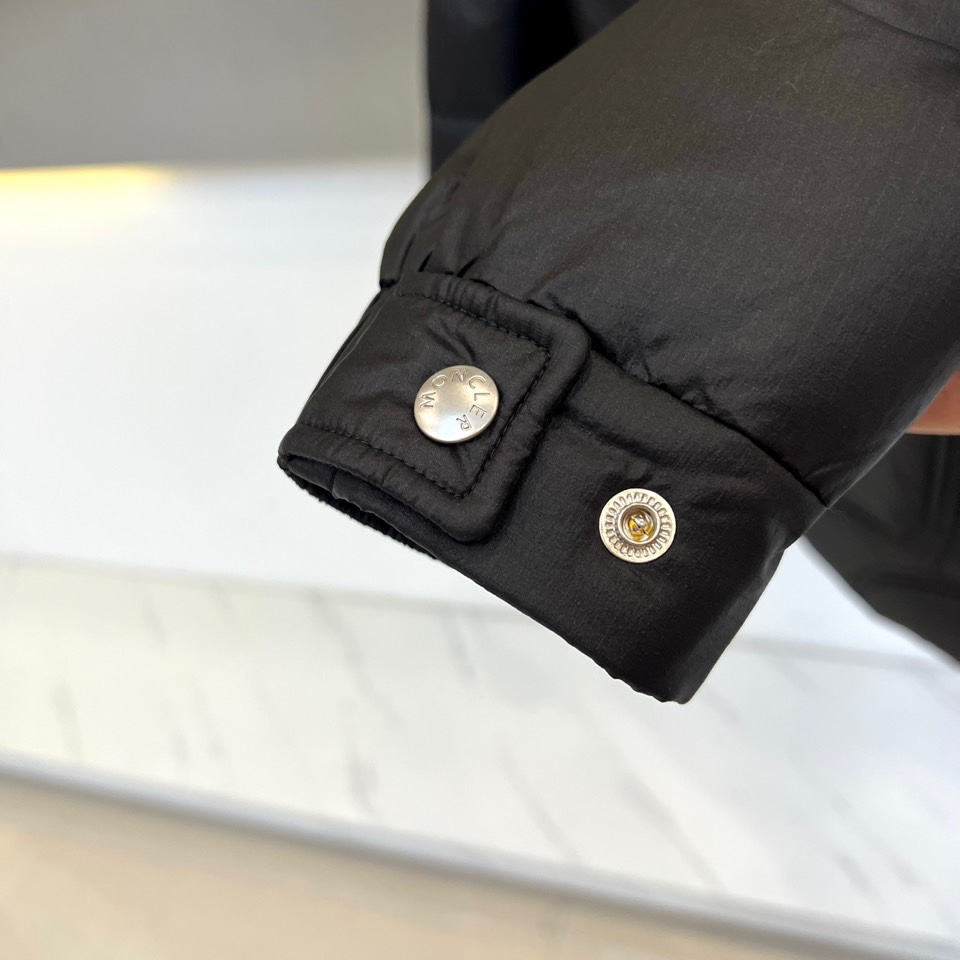 Mon蒙口（高端鹅绒）、 2025秋冬经典黑色绗缝羽绒服重塑都市御寒美学！90%白鹅绒填充结合立体方块绗