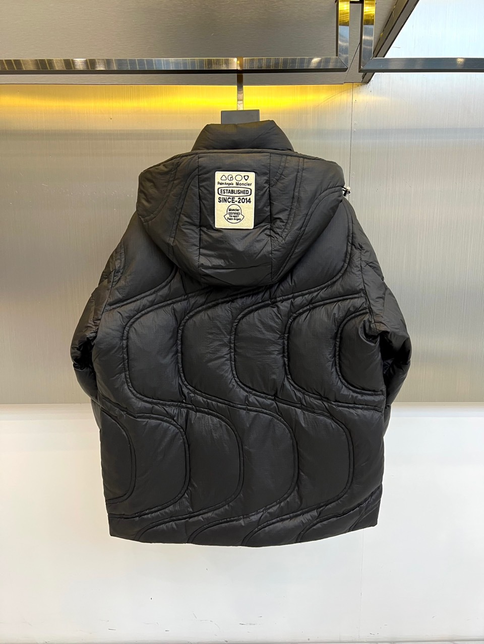 Mon蒙口（高端鹅绒）、 2025秋冬经典黑色绗缝羽绒服重塑都市御寒美学！90%白鹅绒填充结合立体方块绗