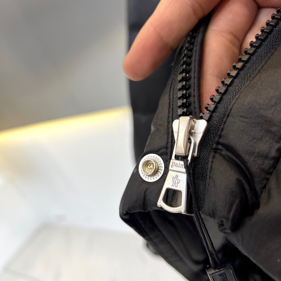 Mon蒙口（高端鹅绒）、 2025秋冬经典黑色绗缝羽绒服重塑都市御寒美学！90%白鹅绒填充结合立体方块绗