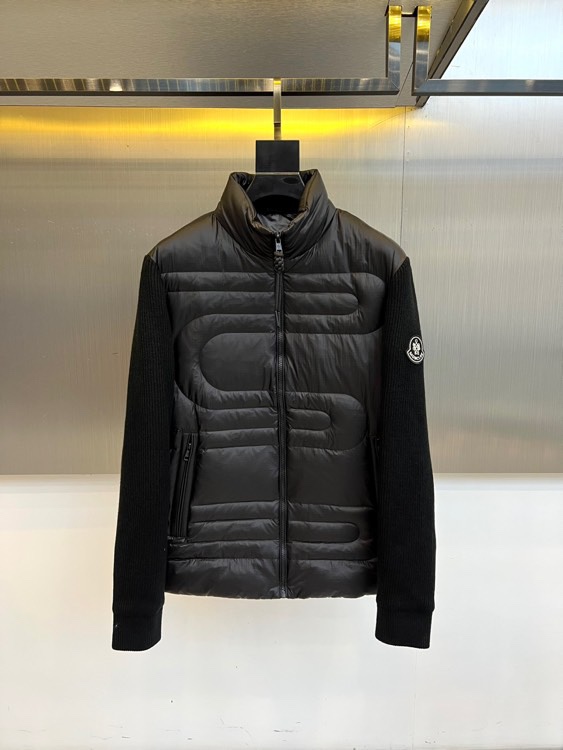 Mon蒙口（高端鹅绒针织羽绒）、2025秋冬新品 MONCLER科技羽绒服。黑色立领设计搭配全拉链开合系