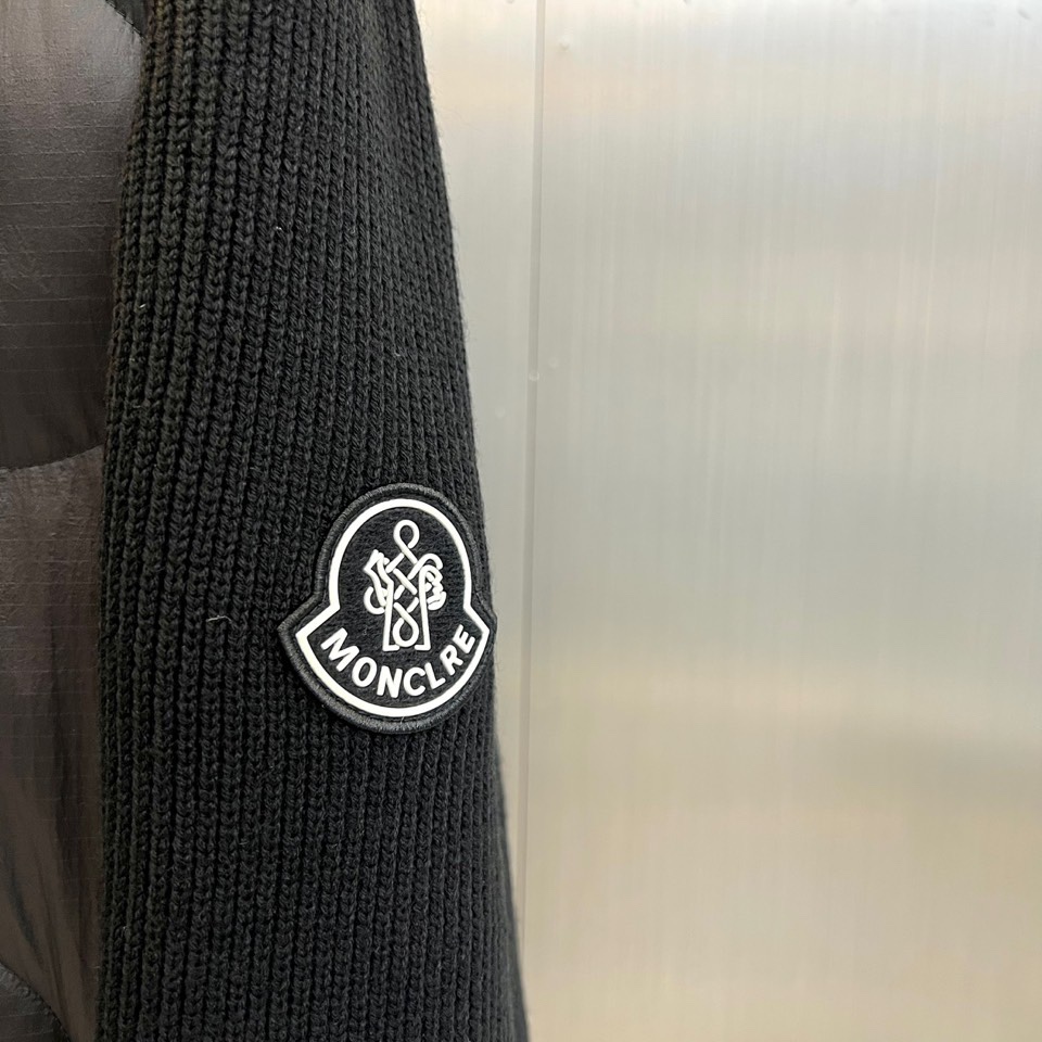 Mon蒙口（高端鹅绒针织羽绒）、2025秋冬新品 MONCLER科技羽绒服。黑色立领设计搭配全拉链开合系