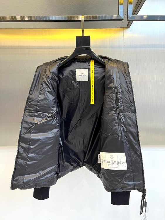 Mon蒙口（高端鹅绒针织羽绒）、2025秋冬新品 MONCLER科技羽绒服。黑色立领设计搭配全拉链开合系