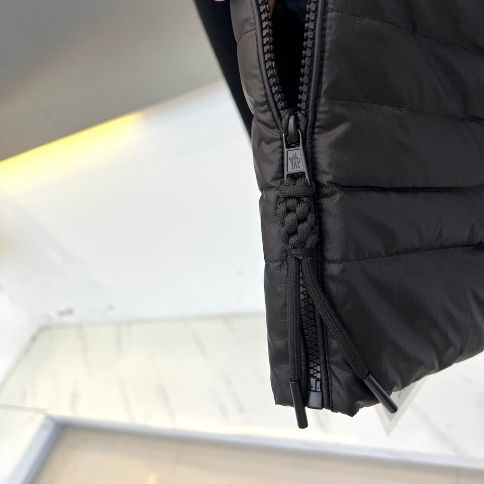 Mon蒙口（高端鹅绒针织羽绒）、2025秋冬新品 MONCLER科技羽绒服。黑色立领设计搭配全拉链开合系