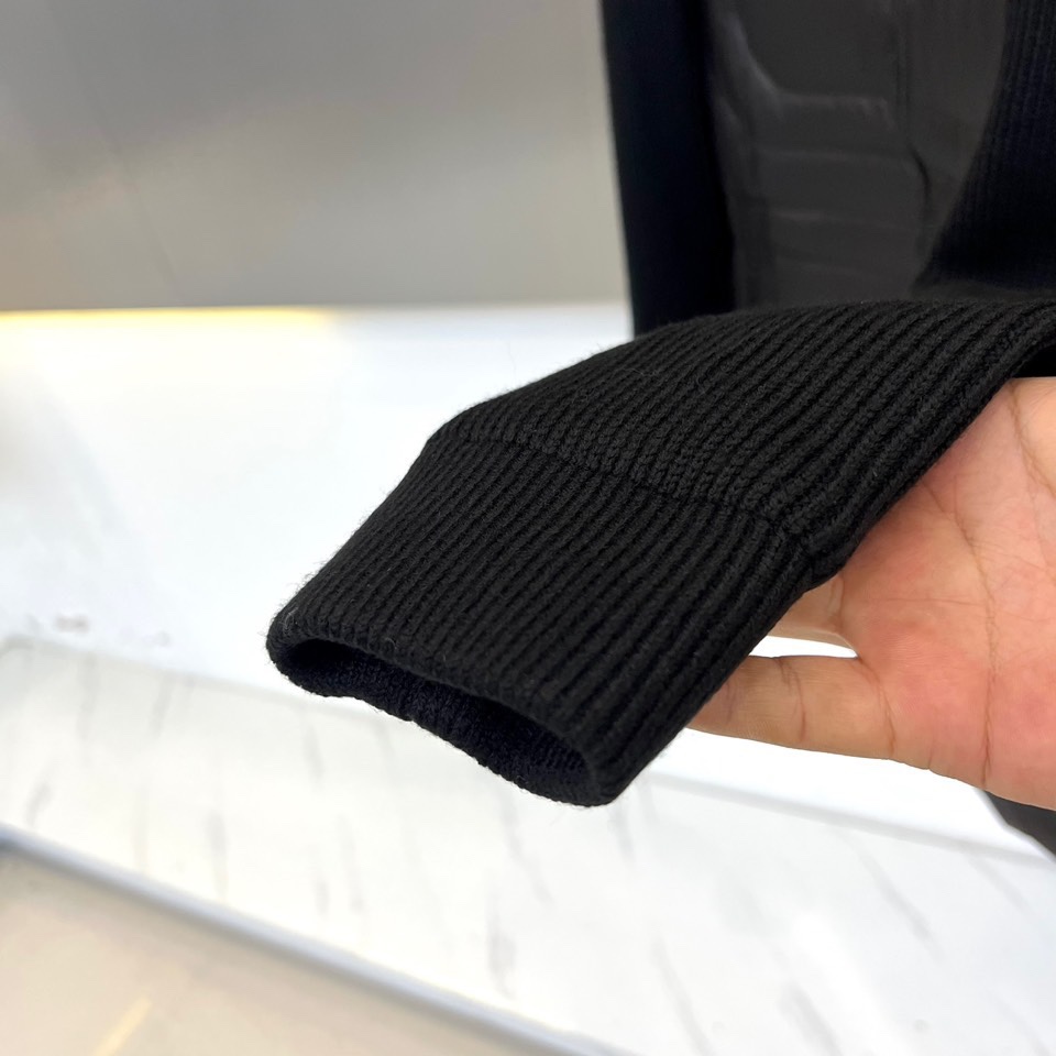 Mon蒙口（高端鹅绒针织羽绒）、2025秋冬新品 MONCLER科技羽绒服。黑色立领设计搭配全拉链开合系